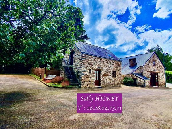 Sally HICKEY vous présente 2 maisons en pierre. 4 chambres, 3 salle de bains, 2 jardins et un grand parking.  Ne ratez pas !