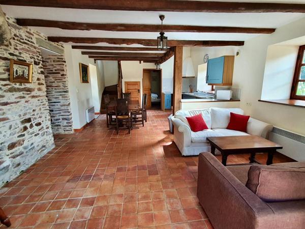 Sally HICKEY vous présente 2 maisons en pierre. 4 chambres, 3 salle de bains, 2 jardins et un grand parking.  Ne ratez pas !