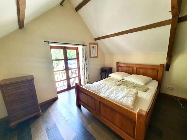 Sally HICKEY vous présente 2 maisons en pierre. 4 chambres, 3 salle de bains, 2 jardins et un grand parking.  Ne ratez pas !
