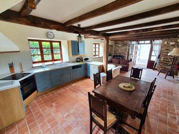 Sally HICKEY vous présente 2 maisons en pierre. 4 chambres, 3 salle de bains, 2 jardins et un grand parking.  Ne ratez pas !