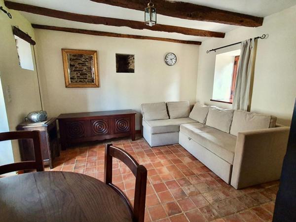 Sally HICKEY vous présente 2 maisons en pierre. 4 chambres, 3 salle de bains, 2 jardins et un grand parking.  Ne ratez pas !
