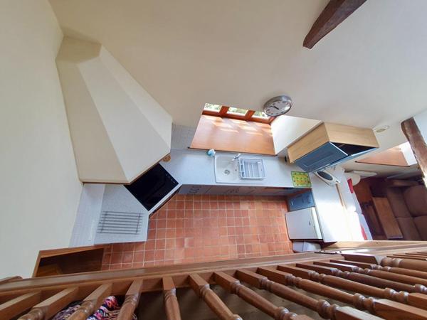 Sally HICKEY vous présente 2 maisons en pierre. 4 chambres, 3 salle de bains, 2 jardins et un grand parking.  Ne ratez pas !