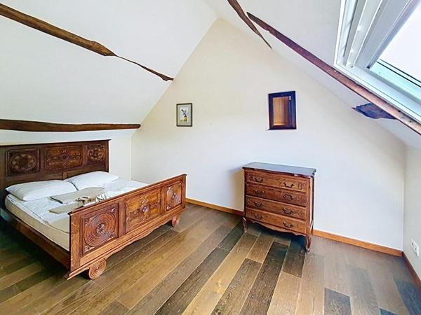 Sally HICKEY vous présente 2 maisons en pierre. 4 chambres, 3 salle de bains, 2 jardins et un grand parking.  Ne ratez pas !
