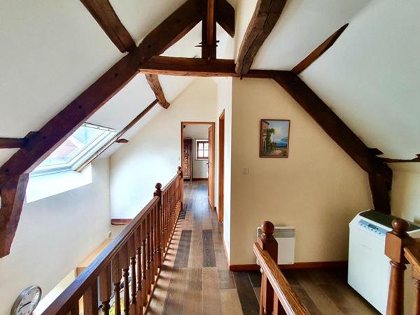 Sally HICKEY vous présente 2 maisons en pierre. 4 chambres, 3 salle de bains, 2 jardins et un grand parking.  Ne ratez pas !