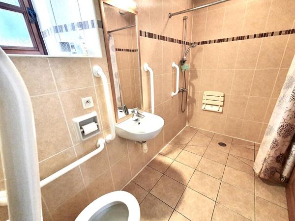 Sally HICKEY vous présente 2 maisons en pierre. 4 chambres, 3 salle de bains, 2 jardins et un grand parking.  Ne ratez pas !