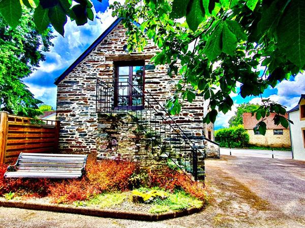 Sally HICKEY vous présente 2 maisons en pierre. 4 chambres, 3 salle de bains, 2 jardins et un grand parking.  Ne ratez pas !