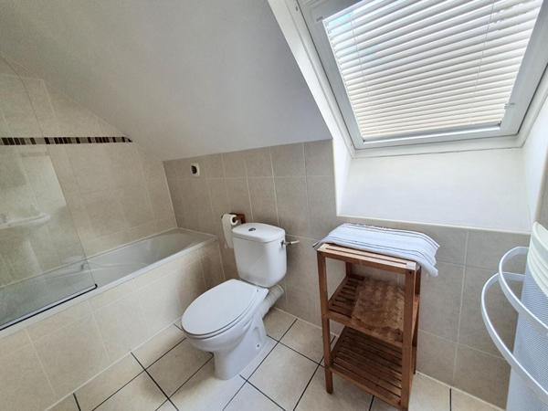 Sally HICKEY vous présente 2 maisons en pierre. 4 chambres, 3 salle de bains, 2 jardins et un grand parking.  Ne ratez pas !