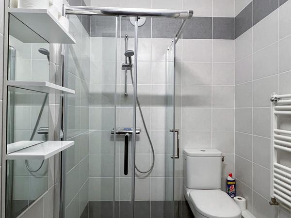 Aux pieds de l'arrêt de tramway Terra Botanica, à seulement 20 minutes de tramway du Boulevard Foch arrêt Foch maison bleue, appartement type 5, dernier étage, résidence moderne et récente, ascenseur, terrasse de plus de 110m², garage double en sous-sol,