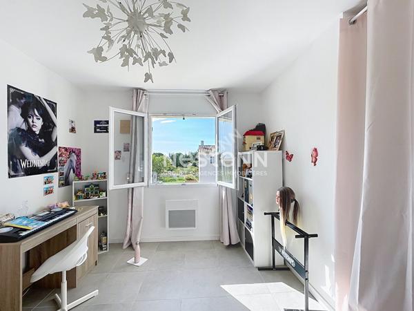 CUCURON Maison idéalement située avec piscine et commodités