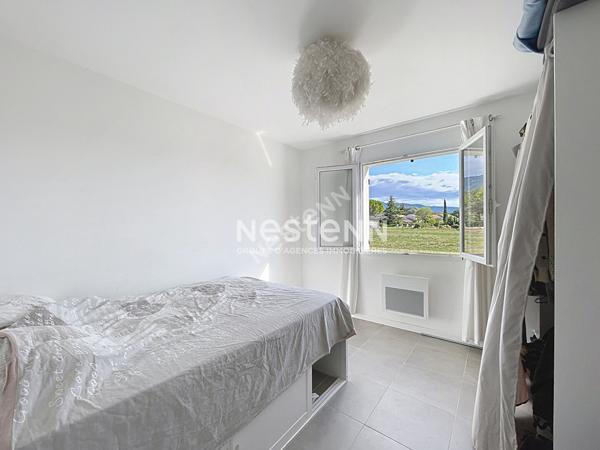 CUCURON Maison idéalement située avec piscine et commodités