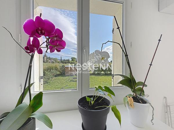 CUCURON Maison idéalement située avec piscine et commodités