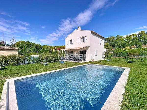 CUCURON Maison idéalement située avec piscine et commodités