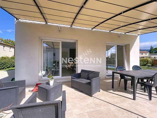 CUCURON Maison idéalement située avec piscine et commodités