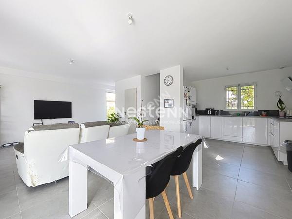 CUCURON Maison idéalement située avec piscine et commodités