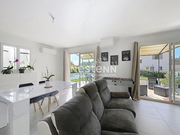 CUCURON Maison idéalement située avec piscine et commodités