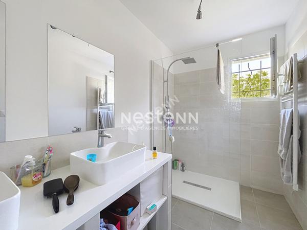 CUCURON Maison idéalement située avec piscine et commodités