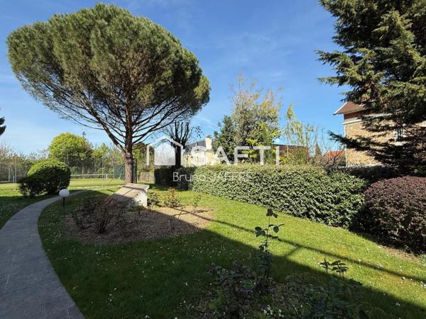 Sèvres T2 2è étage, 59m², balcon 14m², cave et parking