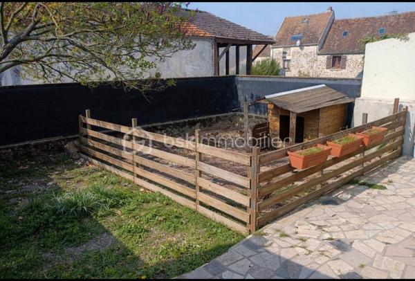 Située dans un environnement au calme sur la commune de Vendrest, à seulement 6 minutes de Lizy-sur-Ourcq et de toutes ses commodités (commerces, écoles, gare direction gare de l'est ligne P). Venez découvrir cette maison de village de 98 m², érigée sur un terrain clos de 122 m².

Au rez-de-chaussée, un grand séjour / salle à manger avec poêle à granulé, une cuisine aménagée avec accès sur une cave

À l'étage deux chambres, une pièce supplémentaire à aménager selon vos envies (parfaite pour un bureau, un grand dressing ou une chambre si vous créez une fenêtre) et ne salle de bains avec WC

Deux greniers complètent ce bien, offrant un espace de stockage.

Contactez-moi dès aujourd'hui pour organiser une visite et découvrir cette maison !