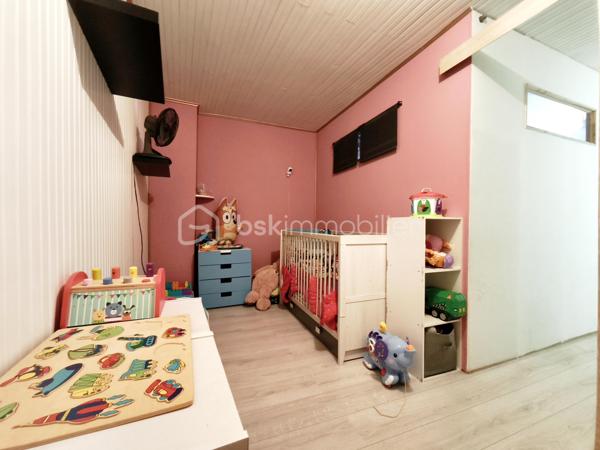 Située dans un environnement au calme sur la commune de Vendrest, à seulement 6 minutes de Lizy-sur-Ourcq et de toutes ses commodités (commerces, écoles, gare direction gare de l'est ligne P). Venez découvrir cette maison de village de 98 m², érigée sur un terrain clos de 122 m².

Au rez-de-chaussée, un grand séjour / salle à manger avec poêle à granulé, une cuisine aménagée avec accès sur une cave

À l'étage deux chambres, une pièce supplémentaire à aménager selon vos envies (parfaite pour un bureau, un grand dressing ou une chambre si vous créez une fenêtre) et ne salle de bains avec WC

Deux greniers complètent ce bien, offrant un espace de stockage.

Contactez-moi dès aujourd'hui pour organiser une visite et découvrir cette maison !