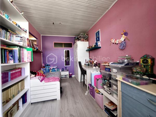 Située dans un environnement au calme sur la commune de Vendrest, à seulement 6 minutes de Lizy-sur-Ourcq et de toutes ses commodités (commerces, écoles, gare direction gare de l'est ligne P). Venez découvrir cette maison de village de 98 m², érigée sur un terrain clos de 122 m².

Au rez-de-chaussée, un grand séjour / salle à manger avec poêle à granulé, une cuisine aménagée avec accès sur une cave

À l'étage deux chambres, une pièce supplémentaire à aménager selon vos envies (parfaite pour un bureau, un grand dressing ou une chambre si vous créez une fenêtre) et ne salle de bains avec WC

Deux greniers complètent ce bien, offrant un espace de stockage.

Contactez-moi dès aujourd'hui pour organiser une visite et découvrir cette maison !