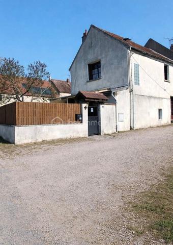 Située dans un environnement au calme sur la commune de Vendrest, à seulement 6 minutes de Lizy-sur-Ourcq et de toutes ses commodités (commerces, écoles, gare direction gare de l'est ligne P). Venez découvrir cette maison de village de 98 m², érigée sur un terrain clos de 122 m².

Au rez-de-chaussée, un grand séjour / salle à manger avec poêle à granulé, une cuisine aménagée avec accès sur une cave

À l'étage deux chambres, une pièce supplémentaire à aménager selon vos envies (parfaite pour un bureau, un grand dressing ou une chambre si vous créez une fenêtre) et ne salle de bains avec WC

Deux greniers complètent ce bien, offrant un espace de stockage.

Contactez-moi dès aujourd'hui pour organiser une visite et découvrir cette maison !