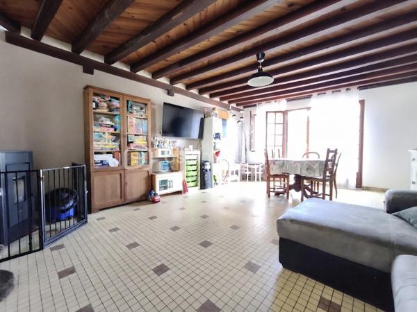 Située dans un environnement au calme sur la commune de Vendrest, à seulement 6 minutes de Lizy-sur-Ourcq et de toutes ses commodités (commerces, écoles, gare direction gare de l'est ligne P). Venez découvrir cette maison de village de 98 m², érigée sur un terrain clos de 122 m².

Au rez-de-chaussée, un grand séjour / salle à manger avec poêle à granulé, une cuisine aménagée avec accès sur une cave

À l'étage deux chambres, une pièce supplémentaire à aménager selon vos envies (parfaite pour un bureau, un grand dressing ou une chambre si vous créez une fenêtre) et ne salle de bains avec WC

Deux greniers complètent ce bien, offrant un espace de stockage.

Contactez-moi dès aujourd'hui pour organiser une visite et découvrir cette maison !