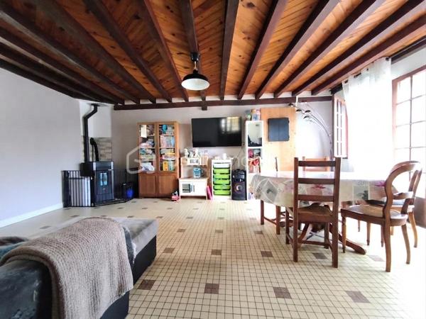 Située dans un environnement au calme sur la commune de Vendrest, à seulement 6 minutes de Lizy-sur-Ourcq et de toutes ses commodités (commerces, écoles, gare direction gare de l'est ligne P). Venez découvrir cette maison de village de 98 m², érigée sur un terrain clos de 122 m².

Au rez-de-chaussée, un grand séjour / salle à manger avec poêle à granulé, une cuisine aménagée avec accès sur une cave

À l'étage deux chambres, une pièce supplémentaire à aménager selon vos envies (parfaite pour un bureau, un grand dressing ou une chambre si vous créez une fenêtre) et ne salle de bains avec WC

Deux greniers complètent ce bien, offrant un espace de stockage.

Contactez-moi dès aujourd'hui pour organiser une visite et découvrir cette maison !