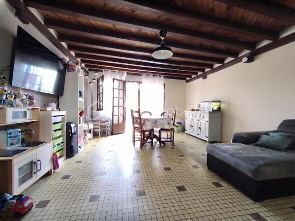 Située dans un environnement au calme sur la commune de Vendrest, à seulement 6 minutes de Lizy-sur-Ourcq et de toutes ses commodités (commerces, écoles, gare direction gare de l'est ligne P). Venez découvrir cette maison de village de 98 m², érigée sur un terrain clos de 122 m².

Au rez-de-chaussée, un grand séjour / salle à manger avec poêle à granulé, une cuisine aménagée avec accès sur une cave

À l'étage deux chambres, une pièce supplémentaire à aménager selon vos envies (parfaite pour un bureau, un grand dressing ou une chambre si vous créez une fenêtre) et ne salle de bains avec WC

Deux greniers complètent ce bien, offrant un espace de stockage.

Contactez-moi dès aujourd'hui pour organiser une visite et découvrir cette maison !