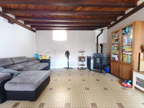 Située dans un environnement au calme sur la commune de Vendrest, à seulement 6 minutes de Lizy-sur-Ourcq et de toutes ses commodités (commerces, écoles, gare direction gare de l'est ligne P). Venez découvrir cette maison de village de 98 m², érigée sur un terrain clos de 122 m².

Au rez-de-chaussée, un grand séjour / salle à manger avec poêle à granulé, une cuisine aménagée avec accès sur une cave

À l'étage deux chambres, une pièce supplémentaire à aménager selon vos envies (parfaite pour un bureau, un grand dressing ou une chambre si vous créez une fenêtre) et ne salle de bains avec WC

Deux greniers complètent ce bien, offrant un espace de stockage.

Contactez-moi dès aujourd'hui pour organiser une visite et découvrir cette maison !