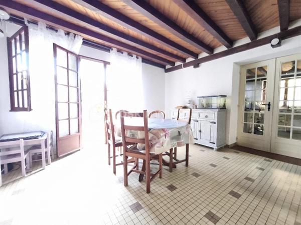 Située dans un environnement au calme sur la commune de Vendrest, à seulement 6 minutes de Lizy-sur-Ourcq et de toutes ses commodités (commerces, écoles, gare direction gare de l'est ligne P). Venez découvrir cette maison de village de 98 m², érigée sur un terrain clos de 122 m².

Au rez-de-chaussée, un grand séjour / salle à manger avec poêle à granulé, une cuisine aménagée avec accès sur une cave

À l'étage deux chambres, une pièce supplémentaire à aménager selon vos envies (parfaite pour un bureau, un grand dressing ou une chambre si vous créez une fenêtre) et ne salle de bains avec WC

Deux greniers complètent ce bien, offrant un espace de stockage.

Contactez-moi dès aujourd'hui pour organiser une visite et découvrir cette maison !