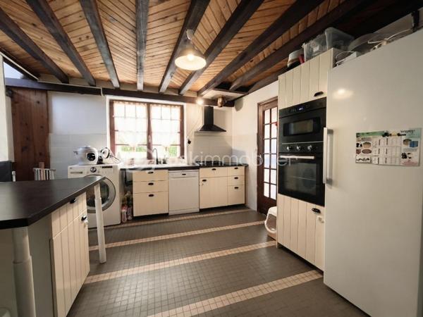 Située dans un environnement au calme sur la commune de Vendrest, à seulement 6 minutes de Lizy-sur-Ourcq et de toutes ses commodités (commerces, écoles, gare direction gare de l'est ligne P). Venez découvrir cette maison de village de 98 m², érigée sur un terrain clos de 122 m².

Au rez-de-chaussée, un grand séjour / salle à manger avec poêle à granulé, une cuisine aménagée avec accès sur une cave

À l'étage deux chambres, une pièce supplémentaire à aménager selon vos envies (parfaite pour un bureau, un grand dressing ou une chambre si vous créez une fenêtre) et ne salle de bains avec WC

Deux greniers complètent ce bien, offrant un espace de stockage.

Contactez-moi dès aujourd'hui pour organiser une visite et découvrir cette maison !