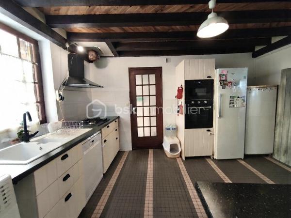 Située dans un environnement au calme sur la commune de Vendrest, à seulement 6 minutes de Lizy-sur-Ourcq et de toutes ses commodités (commerces, écoles, gare direction gare de l'est ligne P). Venez découvrir cette maison de village de 98 m², érigée sur un terrain clos de 122 m².

Au rez-de-chaussée, un grand séjour / salle à manger avec poêle à granulé, une cuisine aménagée avec accès sur une cave

À l'étage deux chambres, une pièce supplémentaire à aménager selon vos envies (parfaite pour un bureau, un grand dressing ou une chambre si vous créez une fenêtre) et ne salle de bains avec WC

Deux greniers complètent ce bien, offrant un espace de stockage.

Contactez-moi dès aujourd'hui pour organiser une visite et découvrir cette maison !