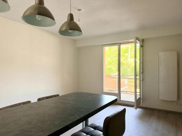 Acheter un appartement T2 à Arcachon à proximité de la plage Pereire avec terrasses et parking privé.
