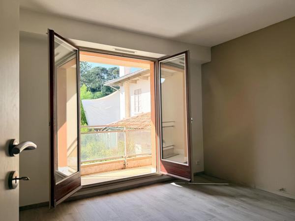 Acheter un appartement T2 à Arcachon à proximité de la plage Pereire avec terrasses et parking privé.