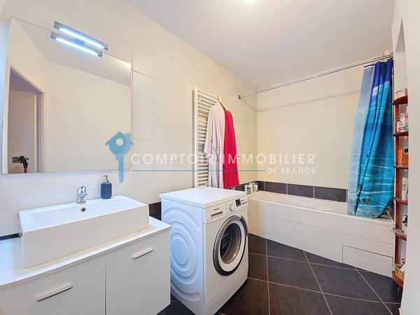 Rez de jardin
                                                                                                                                                                                                                                                                                                                        3 pièce(s)                                                                                                                                                                                                          2 chambre(s)                                                                                                                                                                                                          67  m²