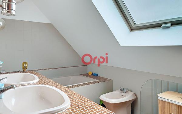 Maison à vendre    6 pièces •  Saint-Guyomard