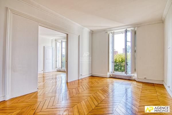 Versailles Notre dame Boulevard de la Reine , appartement 3 pièces 79M² carrez situé au 2-éme étage d'un immeuble 18 -ème. €728 000 ** - Référence 26662