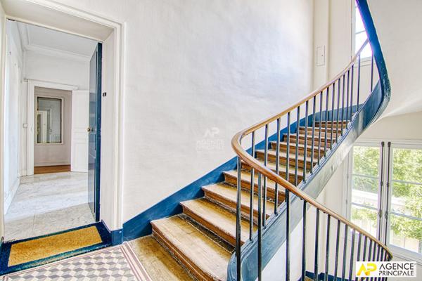 Versailles Notre dame Boulevard de la Reine , appartement 3 pièces 79M² carrez situé au 2-éme étage d'un immeuble 18 -ème. €728 000 ** - Référence 26662