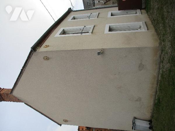 Ensemble immobilier composé de 2 appartements, et dépendances à usage de garages