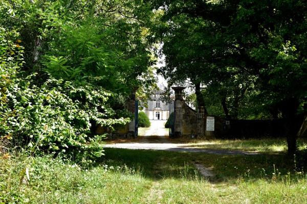 Discrète folie du XVIIIè lovée dans une nature sauvage