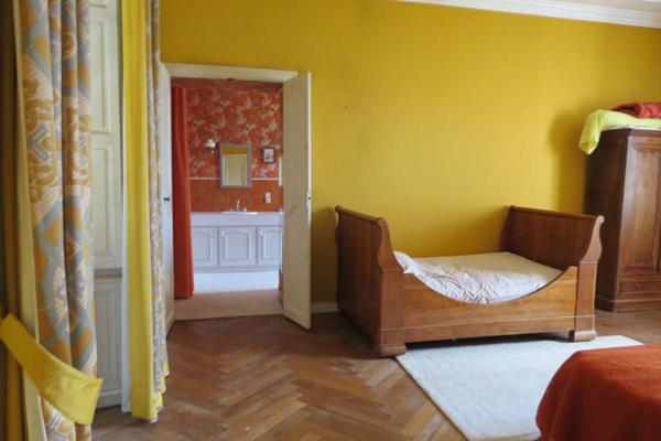 Discrète folie du XVIIIè lovée dans une nature sauvage