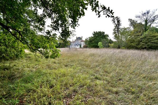 Discrète folie du XVIIIè lovée dans une nature sauvage