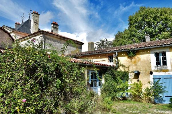 Discrète folie du XVIIIè lovée dans une nature sauvage