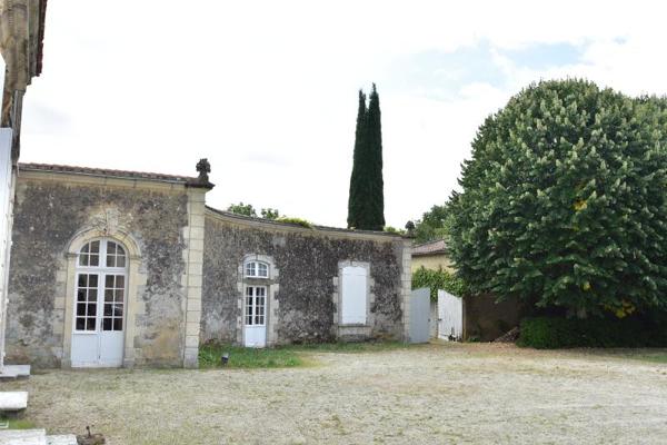 Discrète folie du XVIIIè lovée dans une nature sauvage