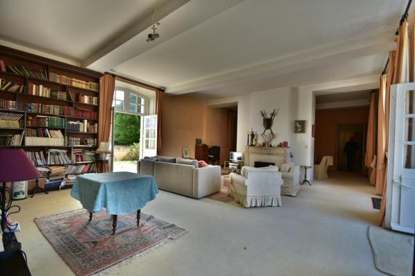 Discrète folie du XVIIIè lovée dans une nature sauvage