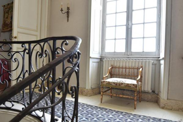 Discrète folie du XVIIIè lovée dans une nature sauvage