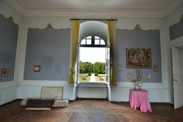 Discrète folie du XVIIIè lovée dans une nature sauvage