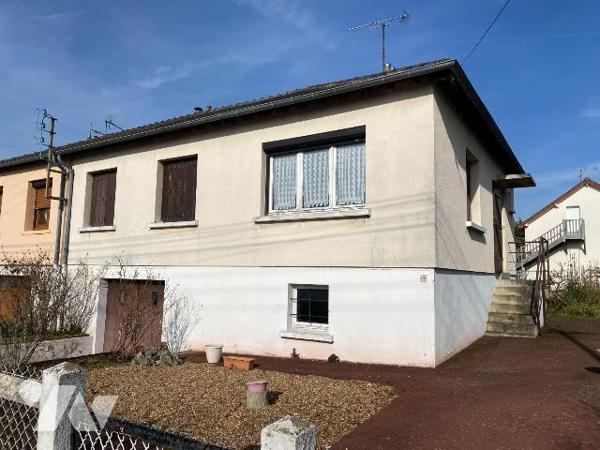 A CHARTRES, nous vous proposons à la vente un Pavillon jumelé sur sous-sol 
composé :
Entrée,...