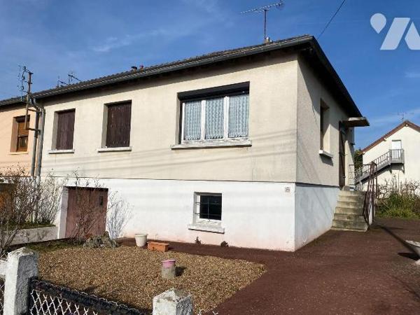 A CHARTRES, nous vous proposons à la vente un Pavillon jumelé sur sous-sol 
composé :
Entrée,...