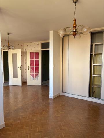 APPARTEMENT T4 - PROCHE VILLE - TRAVERSANT - TRAVAUX ISOLATION EN COURS